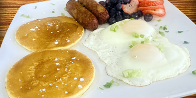PANCAKES WITH FRIED EFFS AND BACON / PANCAKES CON HUEVOS FRITOS Y BACON PANCAKES WITH FRIED EFFS AND BACON / PANCAKES CON HUEVOS FRITOS Y BACON