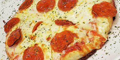 PEPPERONI PIZZA / PIZZA DE PEPPERONI PEPPERONI PIZZA / PIZZA DE PEPPERONI